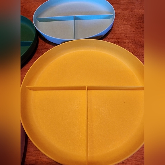 Pillowfort Plastic Divided Plates, Set of 4 - Picture 3 of 5